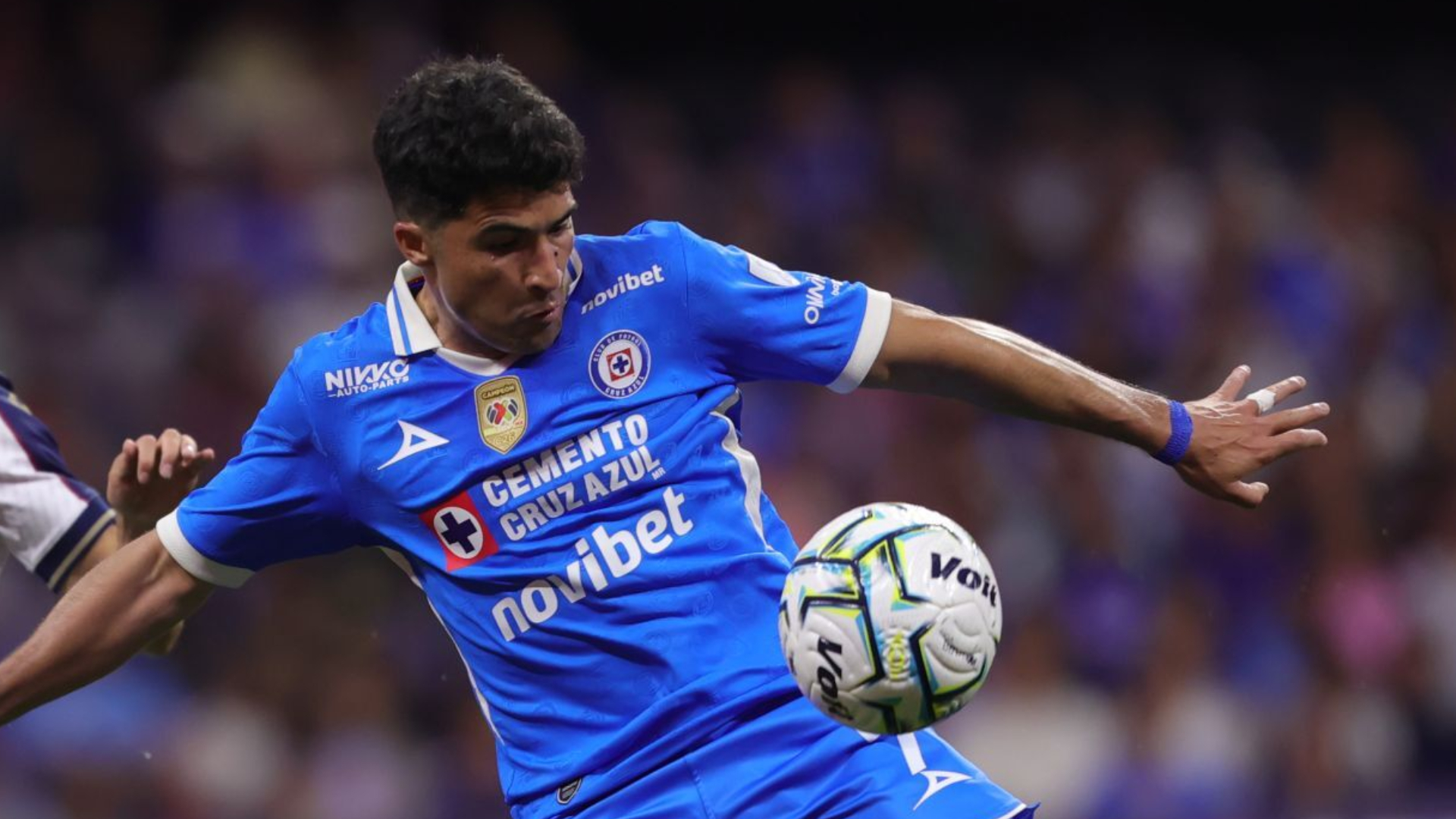 Nicolás Ibáñez, jugador del Cruz Azul, disputa un balón.